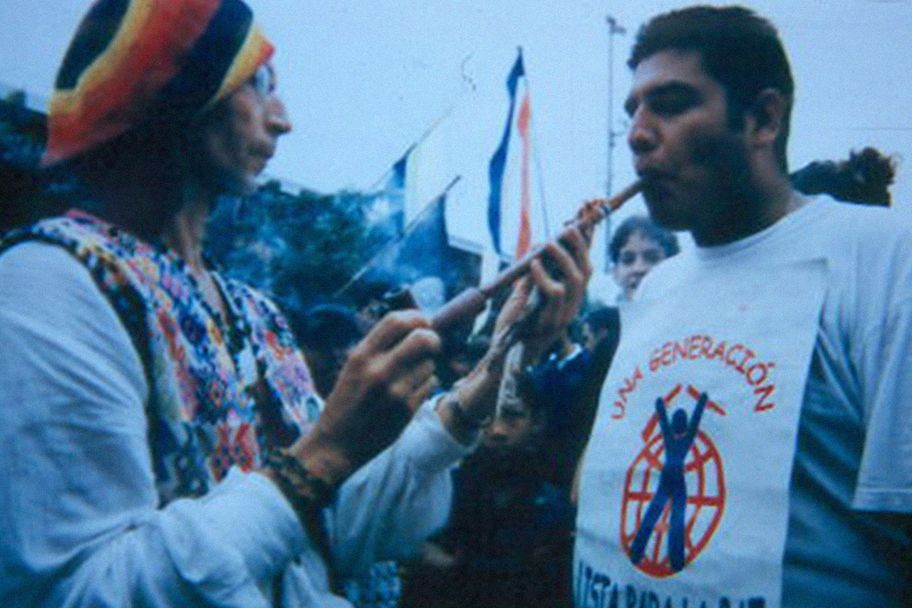 Fumando la pipa de la paz con líderes indígenas en Medellín, Colombia. Archivo de la Caravana Arcoiris por la paz, 1998.