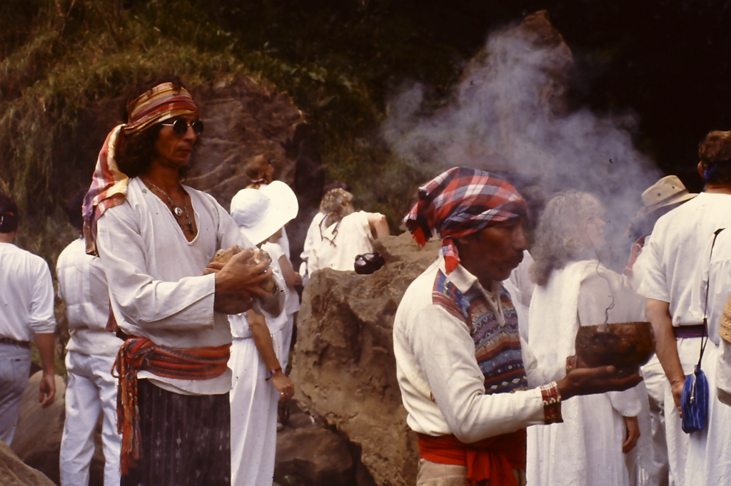 Don Alejandro Pérez Oxte en ceremonia de abuelos de las Américas con Coyote Alberto en Guatemala 1995 Foto Archivo Coyote.