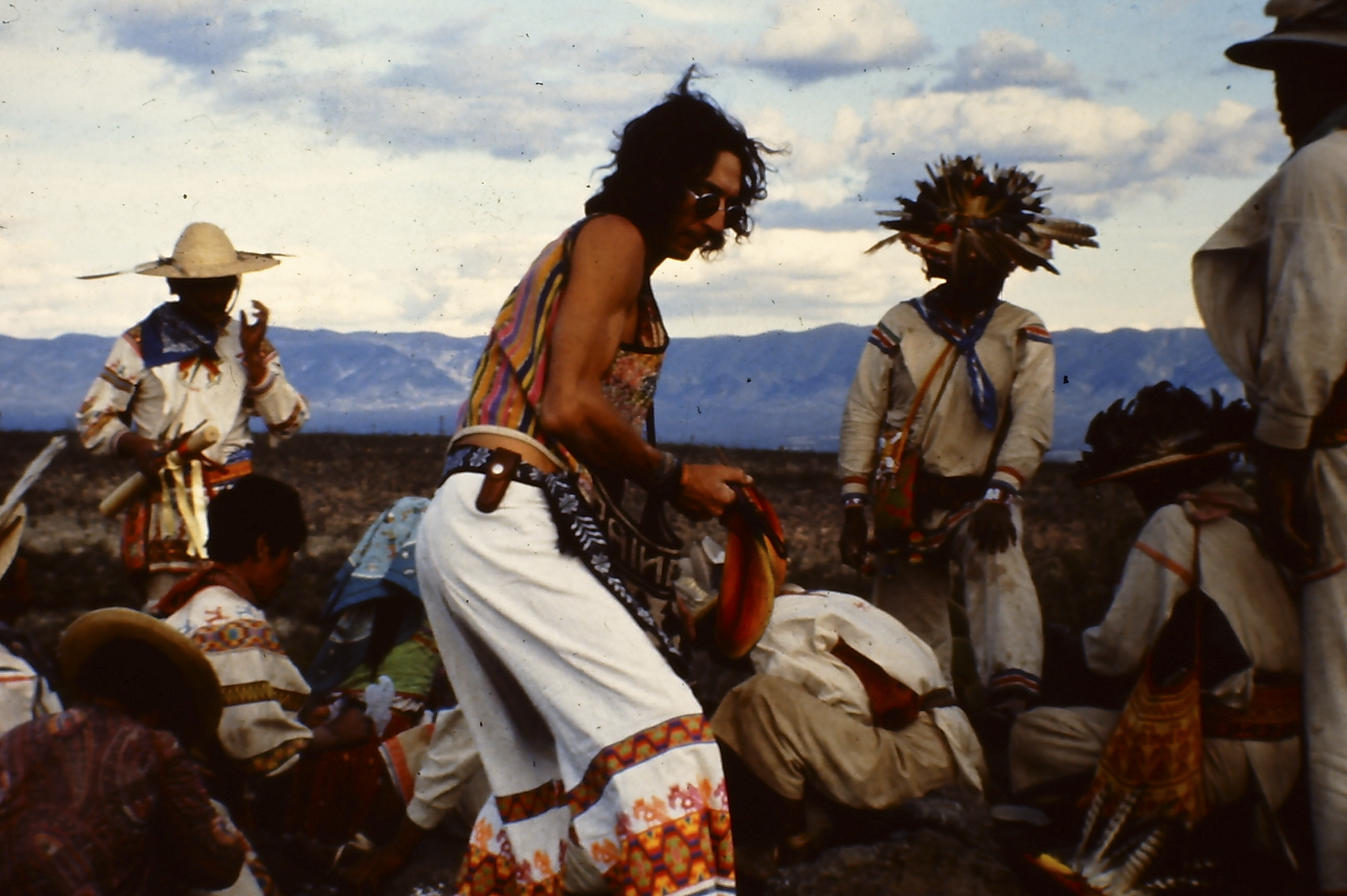 Alberto en danza con marakames Huicholes en su cerro sagrado, Real de Catorce, 1974 (foto de Lourdes Ondategui)