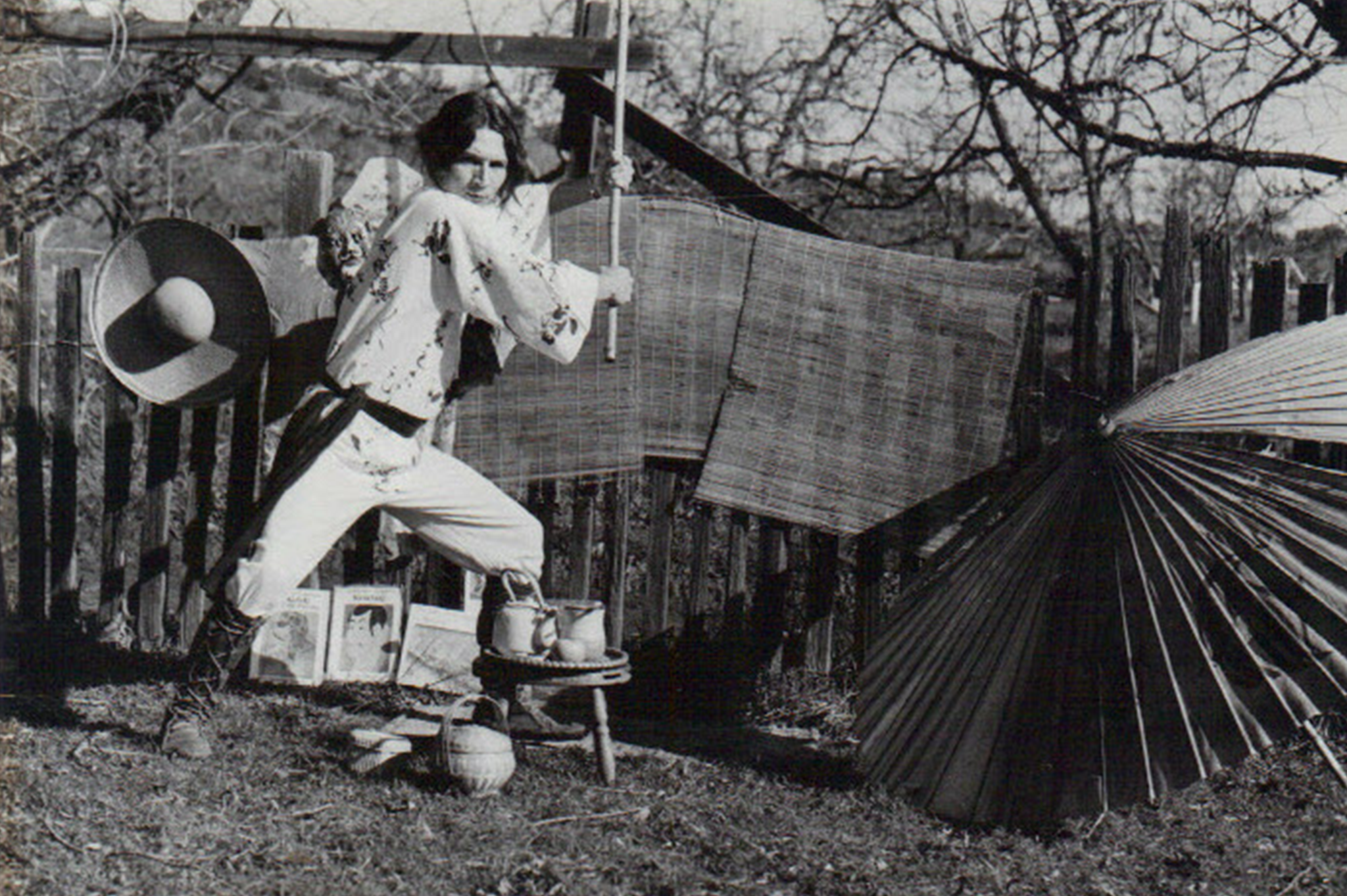 Alberto san, ilustrando el libro “La Fuente Mágica”, sobre shoguns, samuráis y geishas, Comunidad Pomo Tierra, Mendocino California. Foto: Mercedes Gálvez.