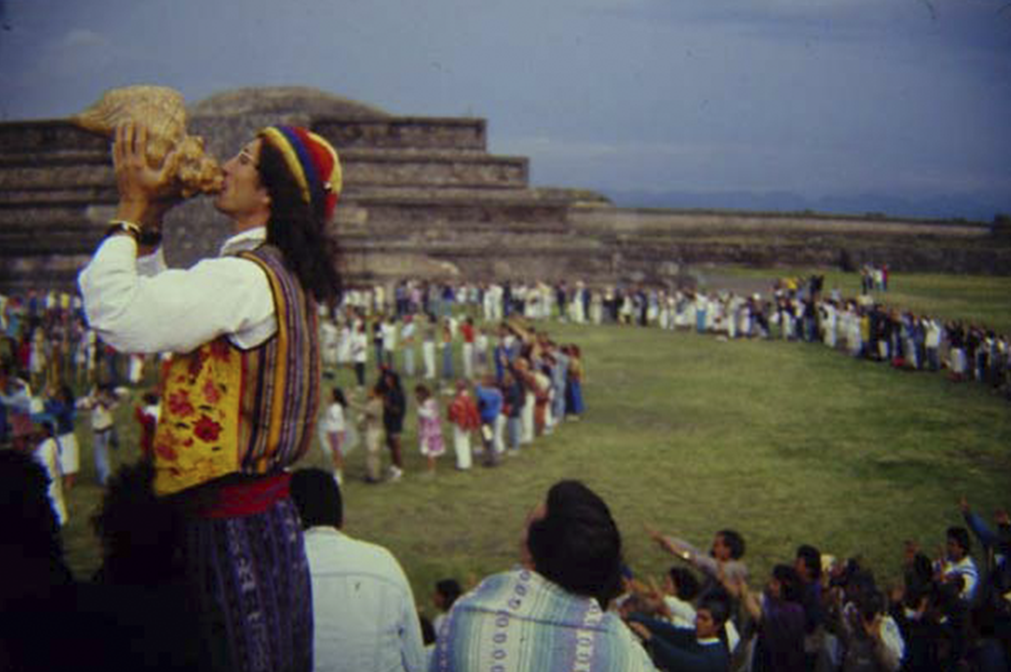 Llegada de los bastones sagrados en la Carrera de Paz y Dignidad, de Alaska a Tierra de Fuego, Teotihuacán, 1992