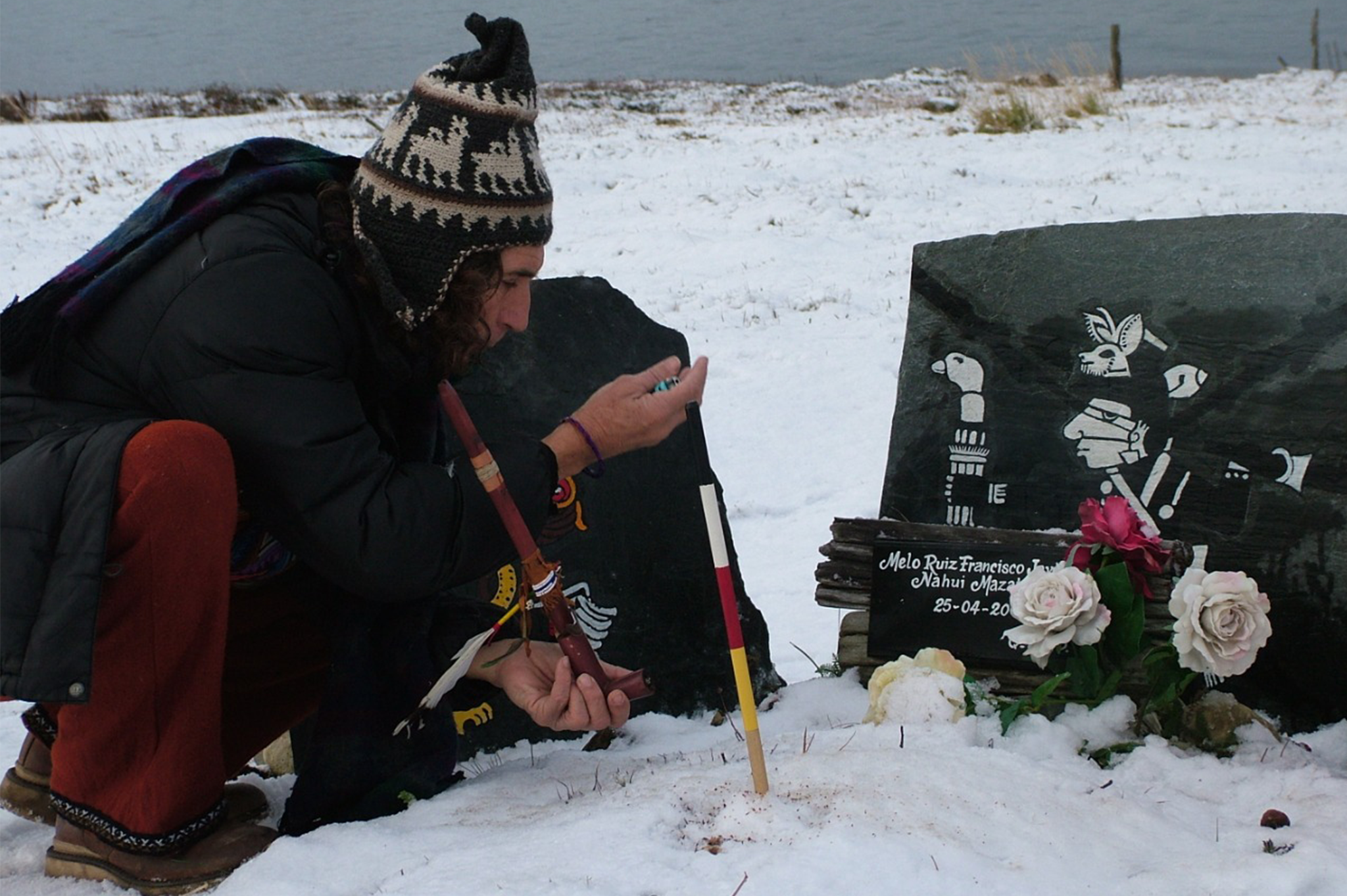 Ofrendando tabaco ante la tumba de Pacho Melo de Las Carreras de la Paz y Dignidad.  Patagonia, Tierra de Fuego. Foto: Verónica. Sacta.